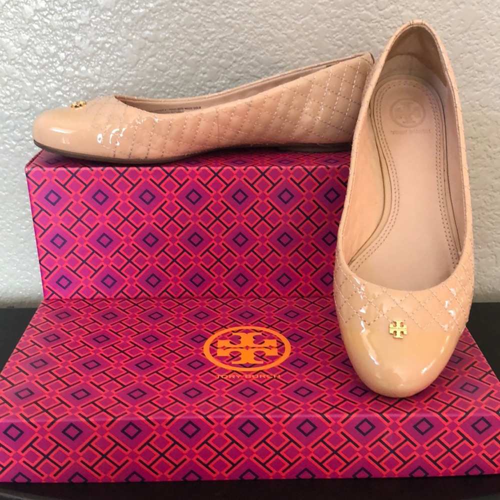 Tory Burch patent leather flat shoe